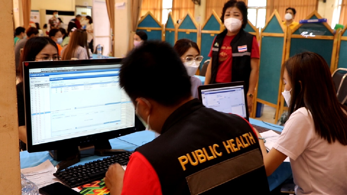 Pfizer เข็มแรกปักแขนชาวนครพนมแล้ว  ไม่เว้นแม้สัปเหร่อด่านสุดท้าย