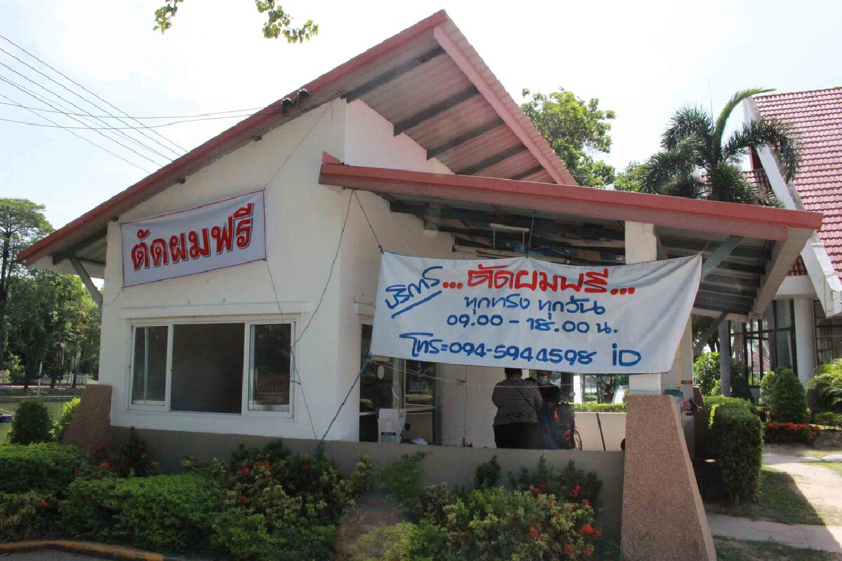 ชื่นชมหนุ่มใหญ่เปิดร้านตัดผมฟรีแบ่งเบาภาระช่วงโควิด