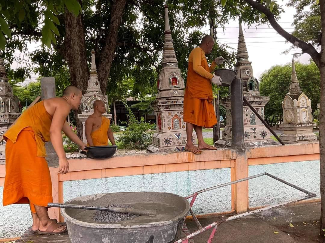 รวมพลังพระ ระดมแรงแข็งขันกันซ่อมแซมกำแพงวัด