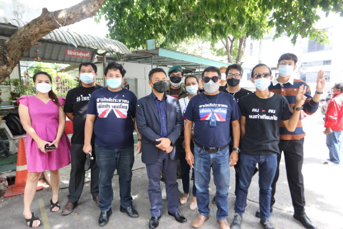 กลุ่มไทยไม่ทน เข้ารับทราบข้อกล่าวหา  สน.นางเลิ้ง
