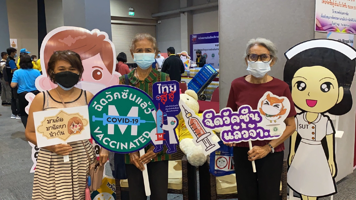 อบอุ่น บรรยากาศลูกพาแม่ไปฉีดวัคซีนซิโนฟาร์มของ รพ.เทพรัตน์