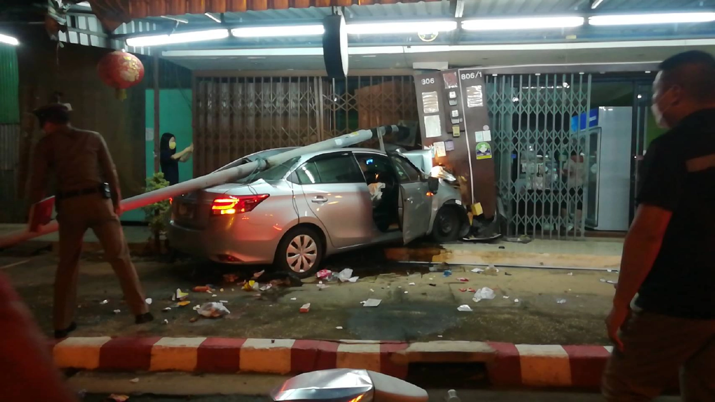 หนุ่มขับเก๋งหลับในพุ่งชนร้านค้าพัง-โชคดีเจ็บเล็กน้อย