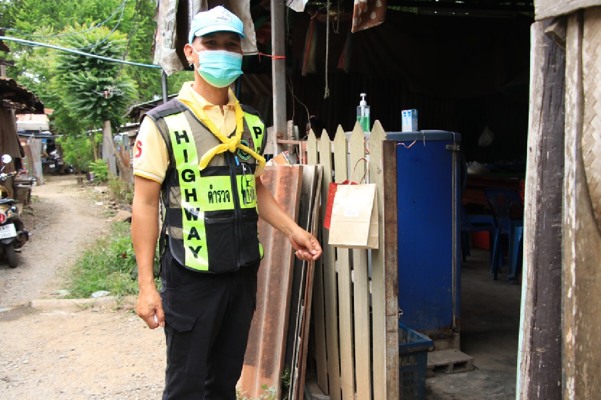 ตำรวจทางหลวงนำถุงยังชีพ ฟ้าทะลายโจร ช่วยเหลือชาวบ้านป่วยโควิด