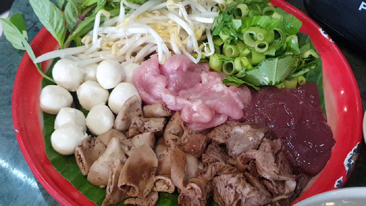 "ท่าช้างคาเฟ่" ฮึดสู้เปิดขายก๋วยเตี๋ยวเรือฝ่าวิกฤติโควิด