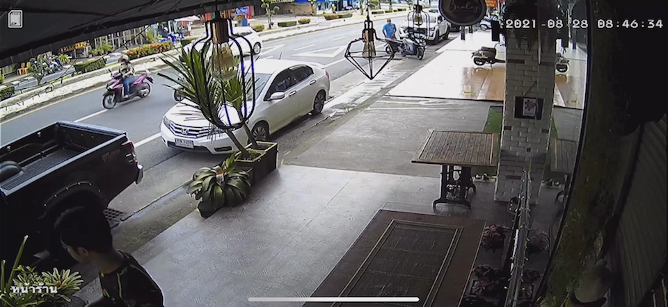 หวิดสยอง วงจรปิดจับภาพกันสาดถล่มเฉียดตาย