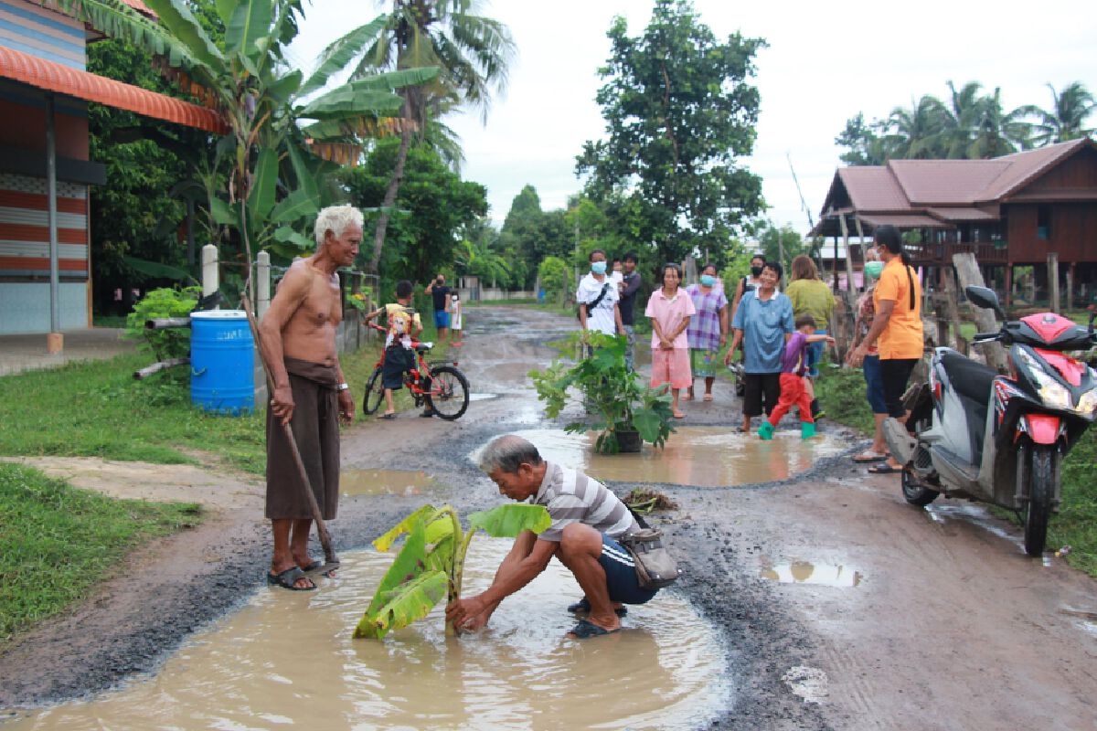 ชาวบ้านสุดทนถ่ายคลิปนุ่งกระโจมอกอาบน้ำกลางถนนชำรุดกว่า10ปี