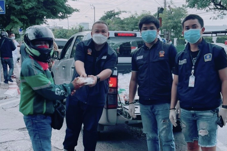 สืบบางนา แบ่งปันสุข ขับรถตระเวนแจกข้าวกล่องชาวบ้านในพื้นที่