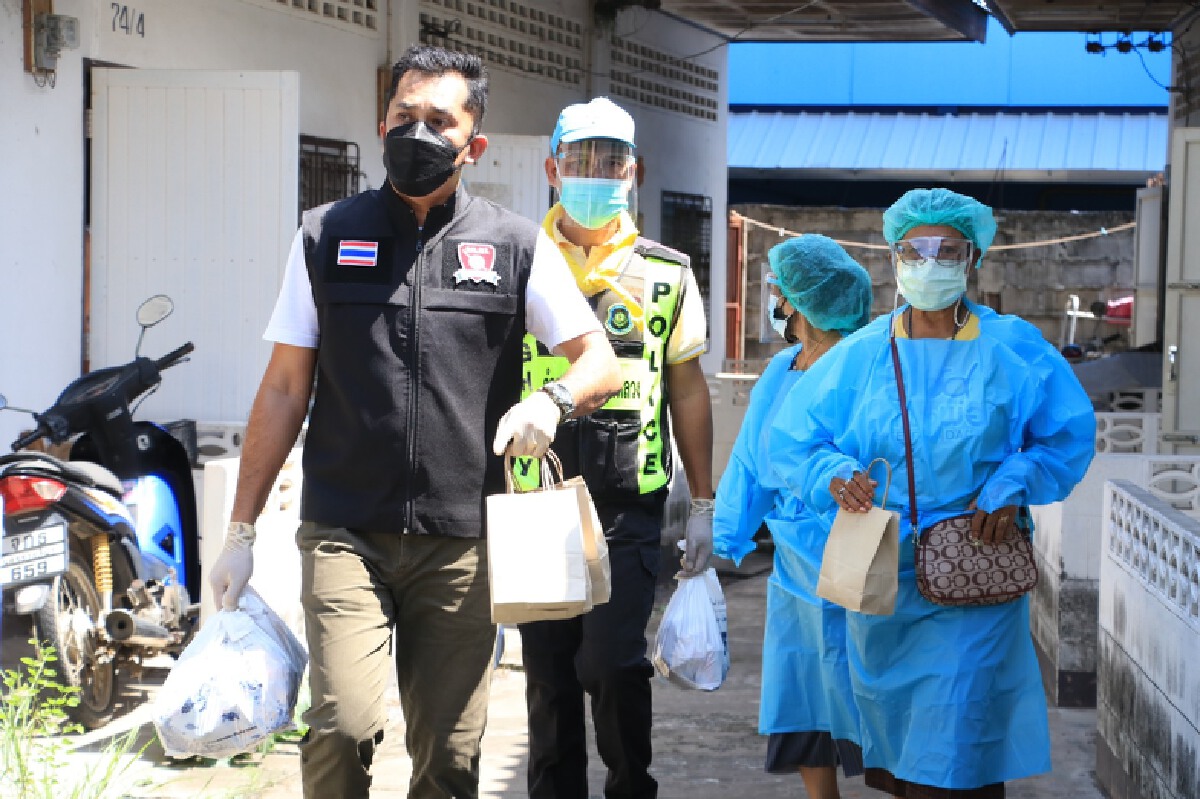 ตร.ทางหลวงโคราชหอบถุงต่อชีวิตแขวนหน้าบ้านผู้ป่วยโควิด-ผู้กักตัว