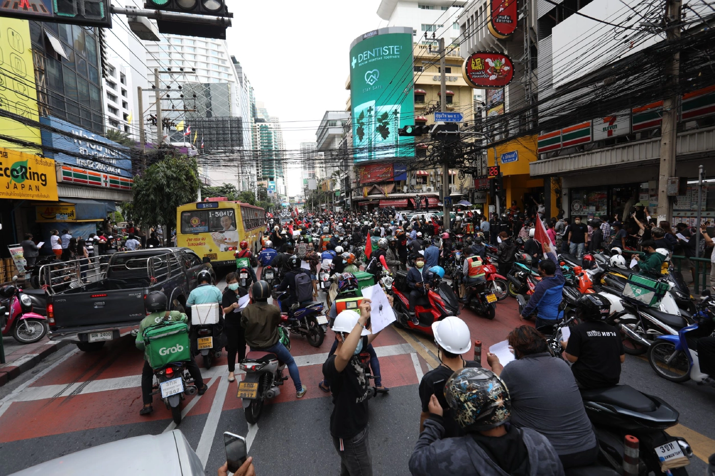 การชุมนุมทางการเมือง ไม่อาจหลีกเลี่ยงการรวมตัวของผู้คน