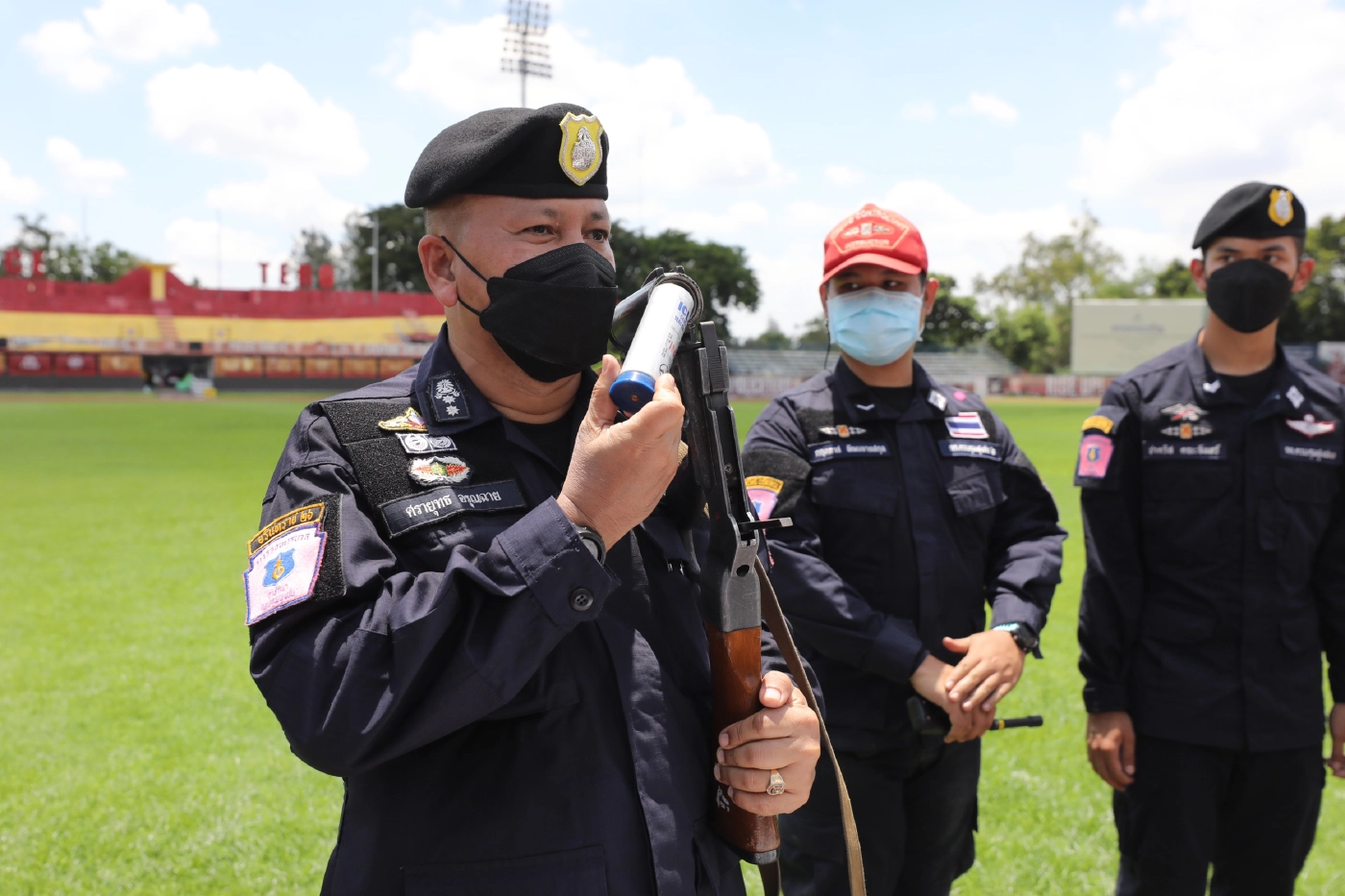 ตร.สาธิตยิงแก๊สน้ำตารับมือม็อบ 