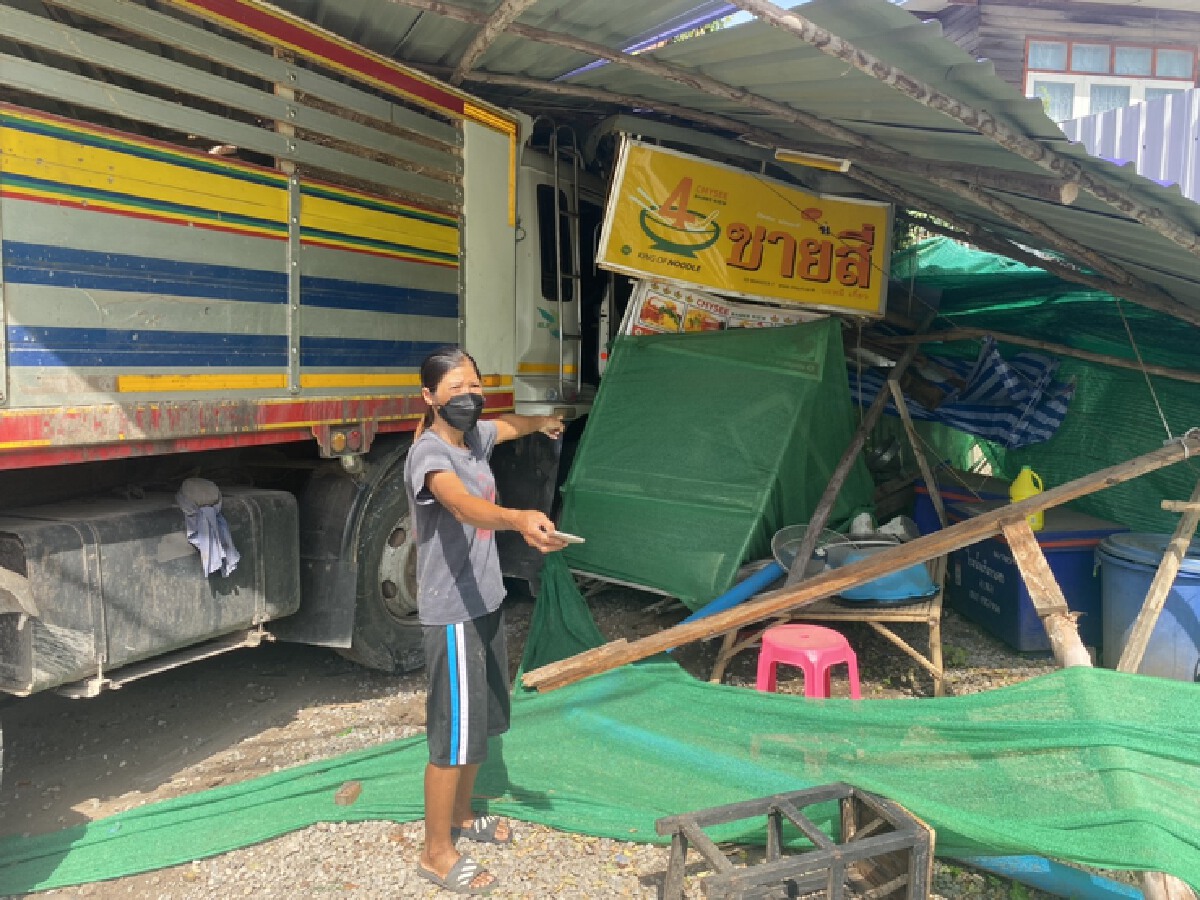รถบรรทุกพ่วง22ล้อหลับใน พุ่งชนบ้าน-ร้านก๋วยเตี๋ยวหวิดดับหมู่