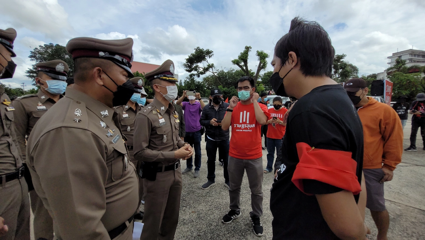 สามนิ้วชุมนุมสี ครม.บาป เรียกร้อง ตร.ทหาร เลิกหนุนเผด็จการ