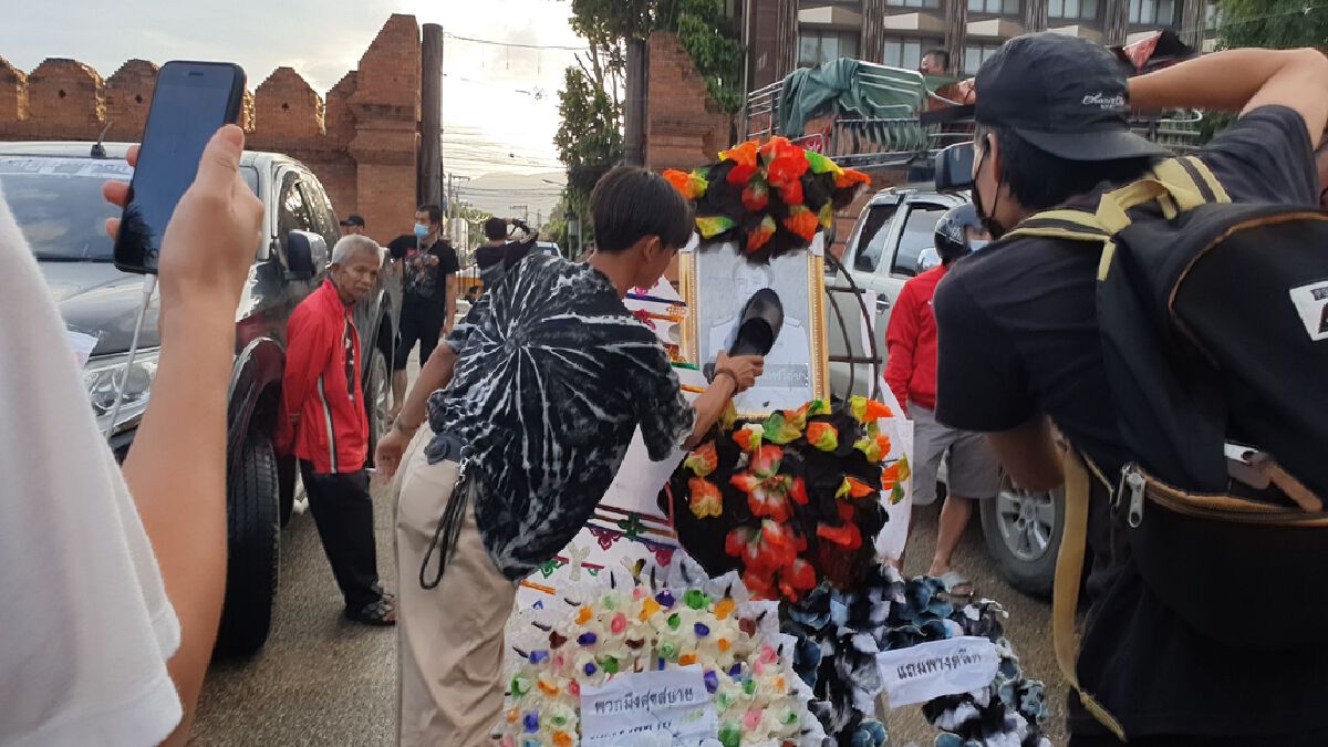 ชาวเชียงใหม่ร่วมขบวนมินิด่วนนครพิงค์ทำพิธีเผาศพรัฐบาลประยุทธ์