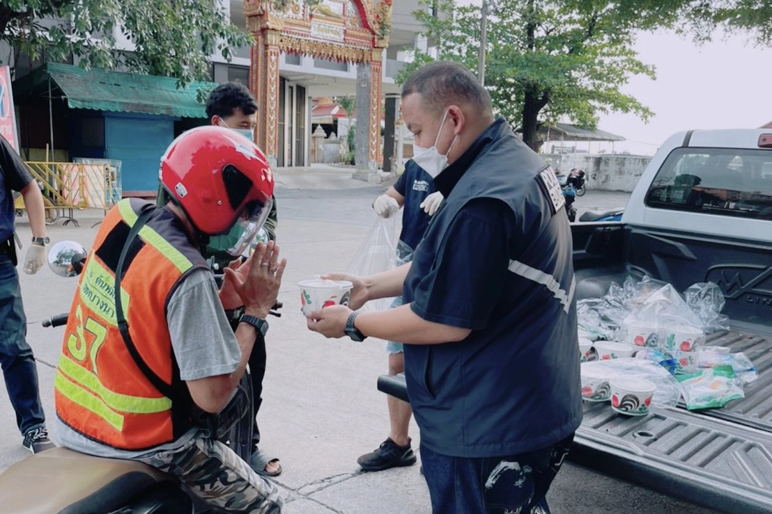 สืบบางนา แบ่งปันสุข ขับรถตระเวนแจกข้าวกล่องชาวบ้านในพื้นที่