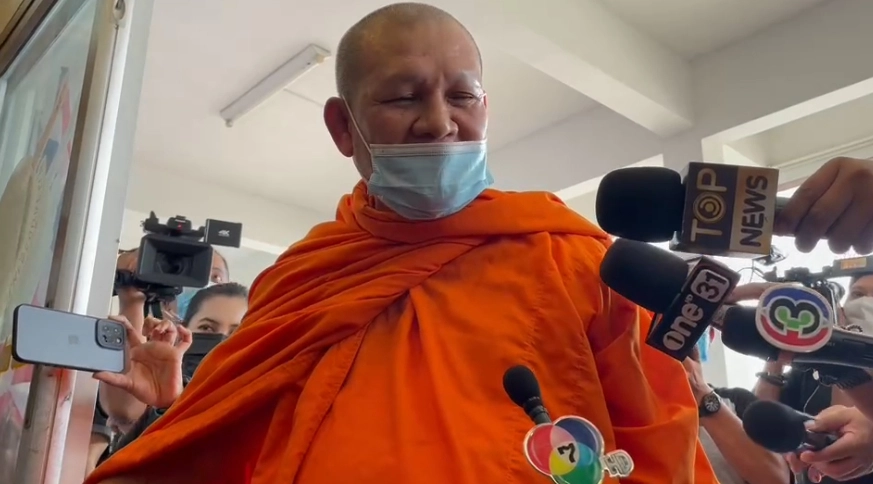 “พระอานนท์” ไปให้กำลังใจ”อดีตผู้กำกับโจ้”