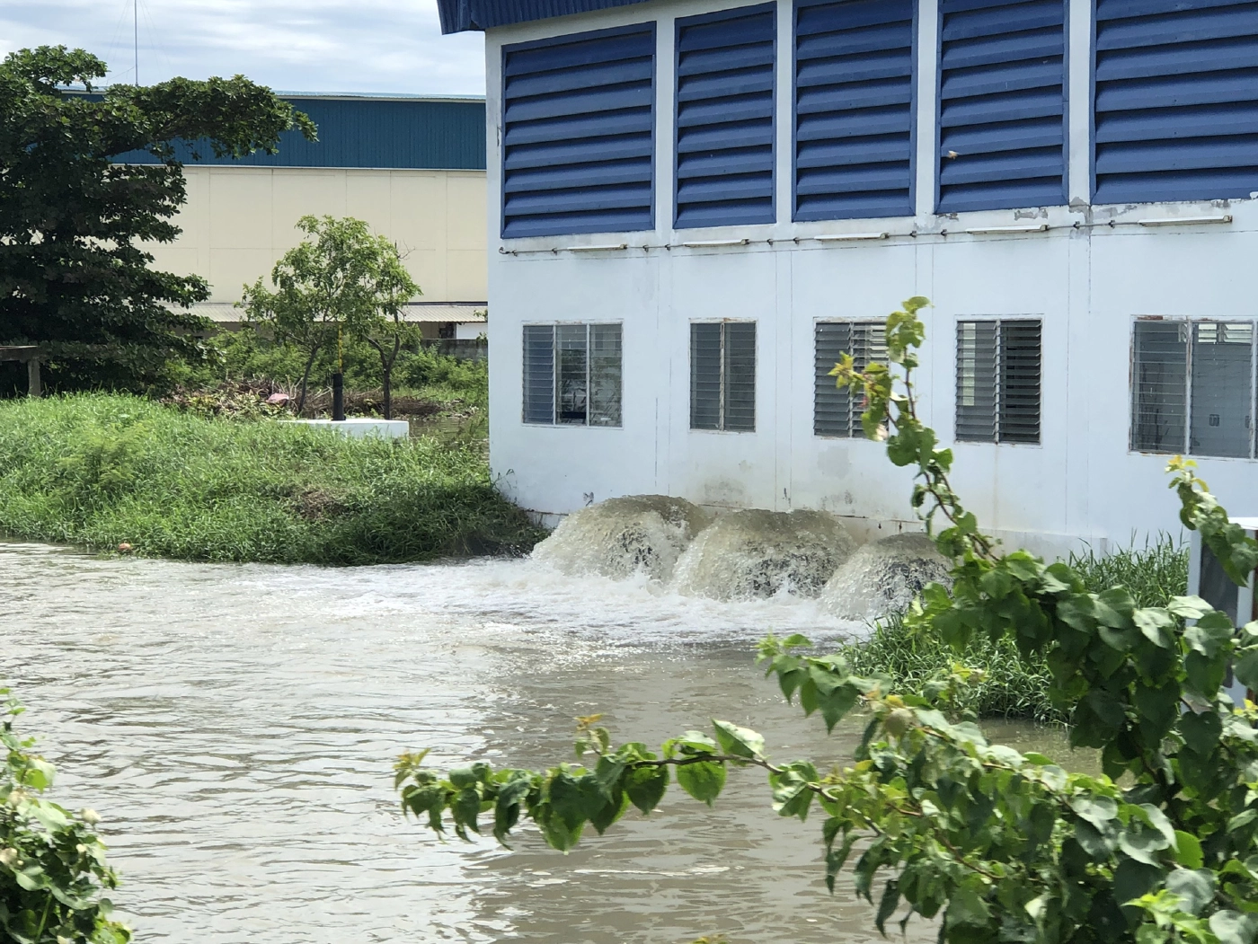 นิคมฯ บางปู เร่งสูบระบายน้ำหลังฝนตกหนักต่อเนื่อง