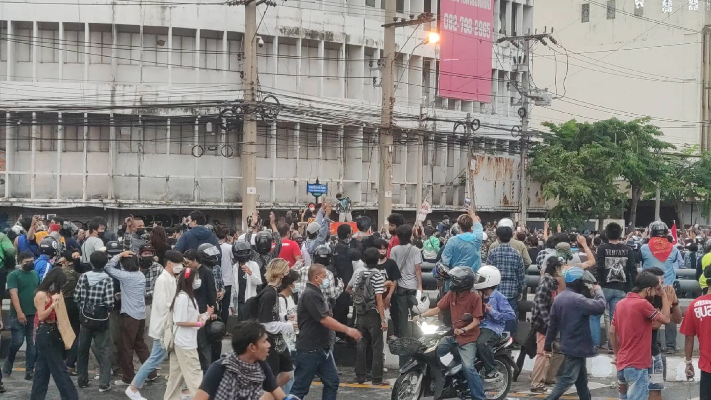 เปิดไทม์ไลน์การชุมนุมสามเหลี่ยมดินแดง 15 ส.ค. 64 ช่วงเย็น ปะทะหลายครั้ง