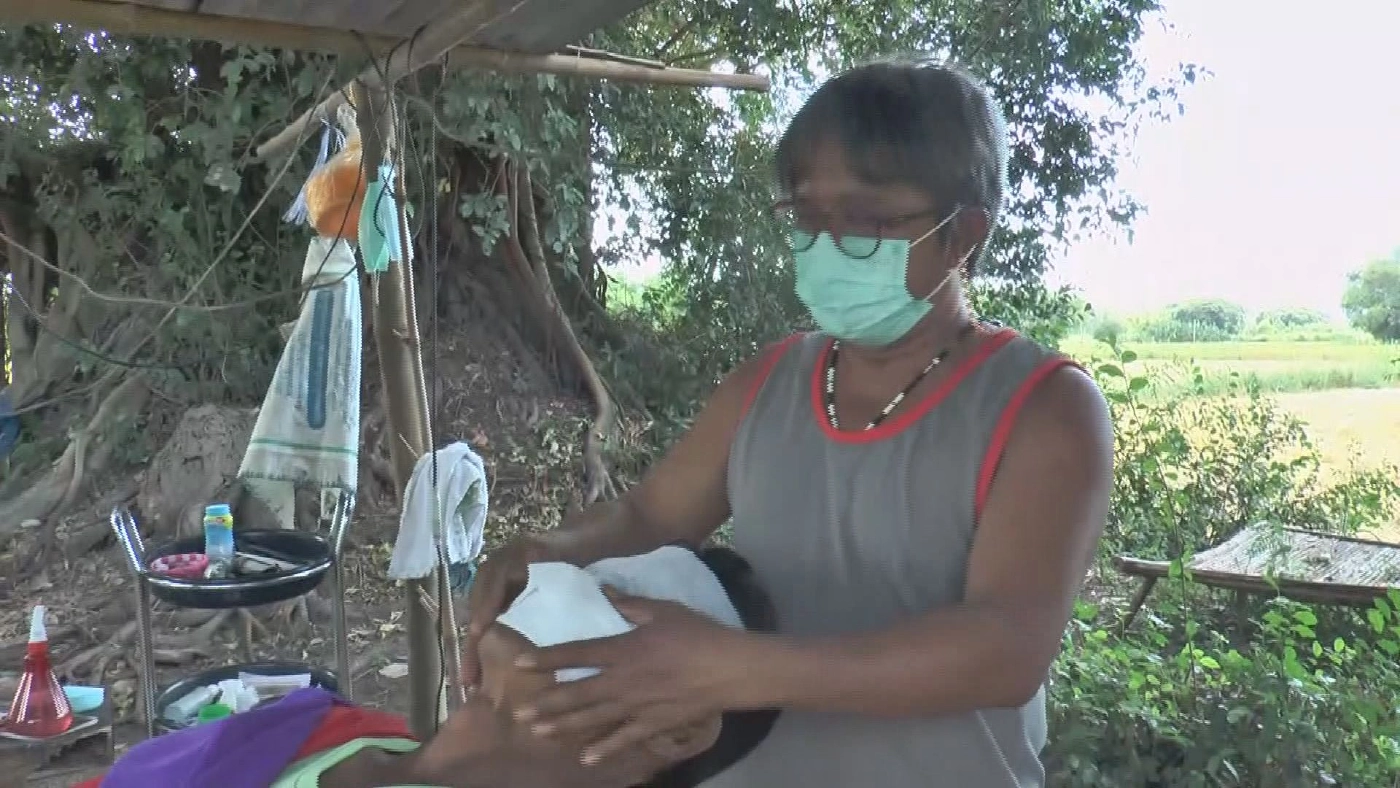 ช่างตัดผมอุทัยฯ หนีโควิดตั้ง "เถียงนา บาร์เบอร์"