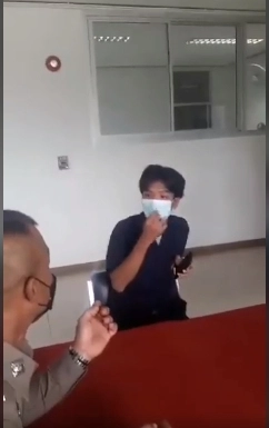 ต้องใจเย็นเบอร์ไหน! คลิปโจ๋ถูกตำรวจสอบปากคำนั่งด่าไม่หยุดลามถึงพ่อแม่