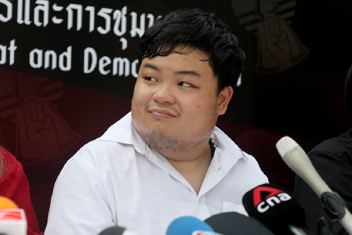 พริษฐ์ ชิวารักษ์ หรือ เพนกวิน 