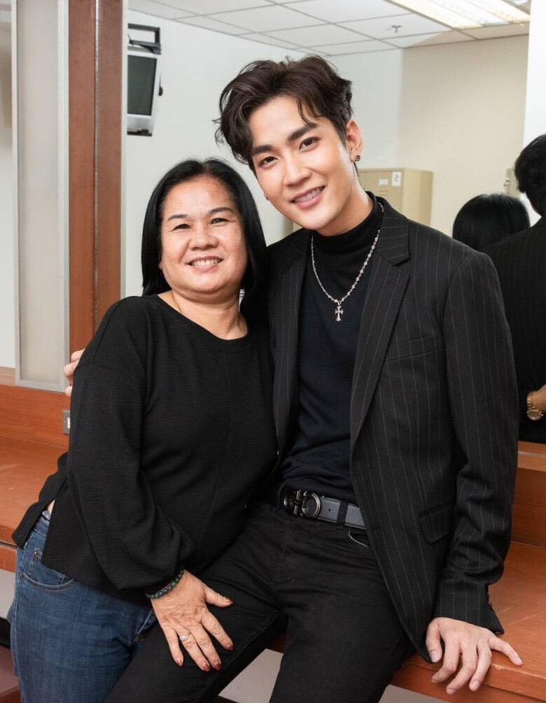 เต๋า-คอปเตอร์-บาส-คิมม่อน 4หนุ่มหล่ออวดโมเมนต์บอกรักแม่