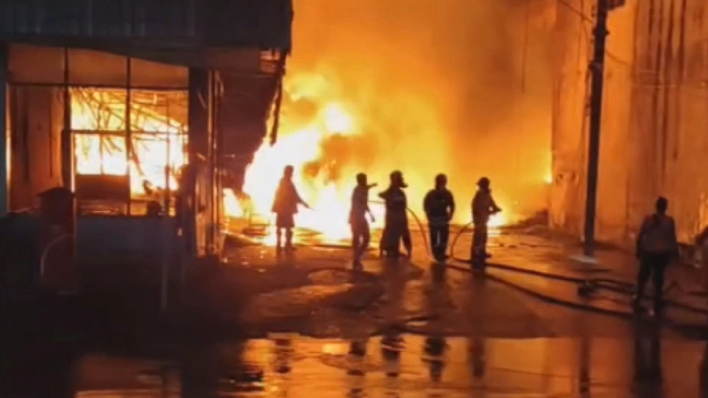 ไฟไหม้โชว์รูมรถลามซุปเปอร์สโตร์วอด 150  ล้าน