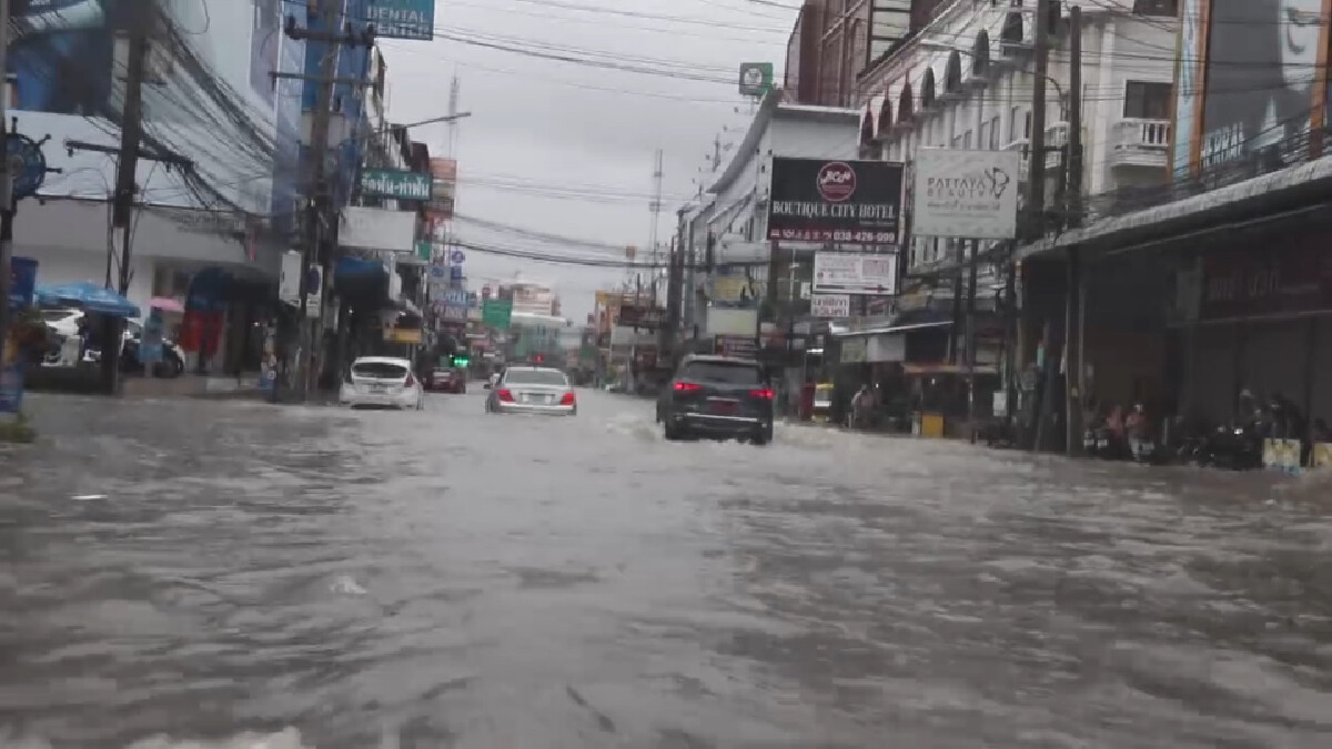 นายกเมืองพัทยาเร่งฟื้นฟูสำรวจความเสียหาย หลังพายุฝนกระหน่ำท่วมบ้านเรือน