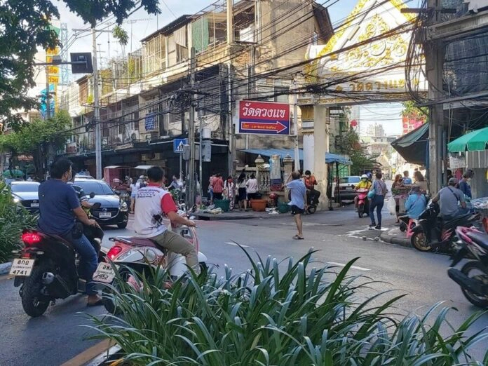 ชาวบ้านผวา! พระวัดดวงแขติดโควิด 11 รูป แต่ยังเดินบิณฑบาต หวั่นคลัสเตอร์ใหม่