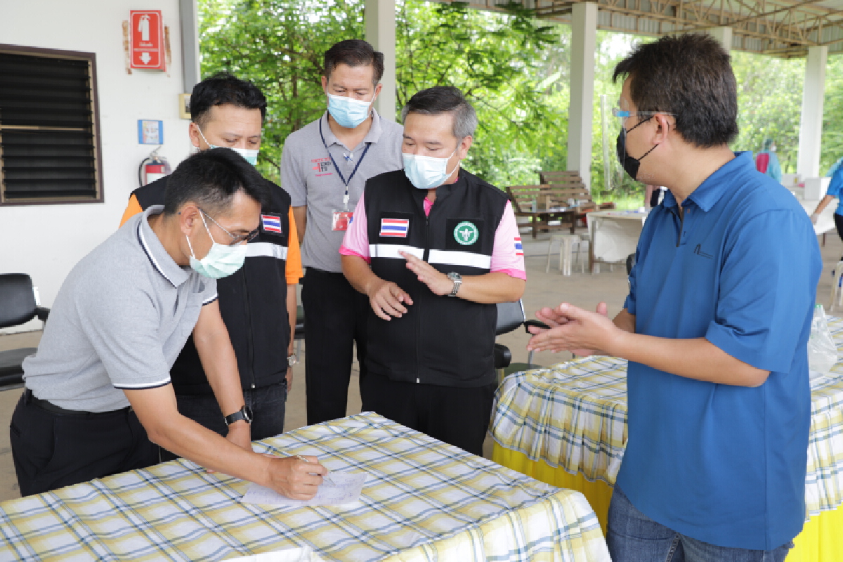 นำรถชีวนิรภัยตรวจโควิดโรงงานตัดเย็บเสื้อผ้าหลังติดเชื้อแล้ว 3 ราย