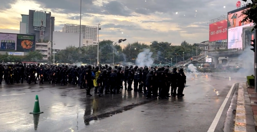 หมอรามาฯ วอนม็อบ-จนท.เลิกปะทะ ผู้ป่วยใน รพ.รอบอนุสาวรีย์ฯ ได้รับผลกระทบ