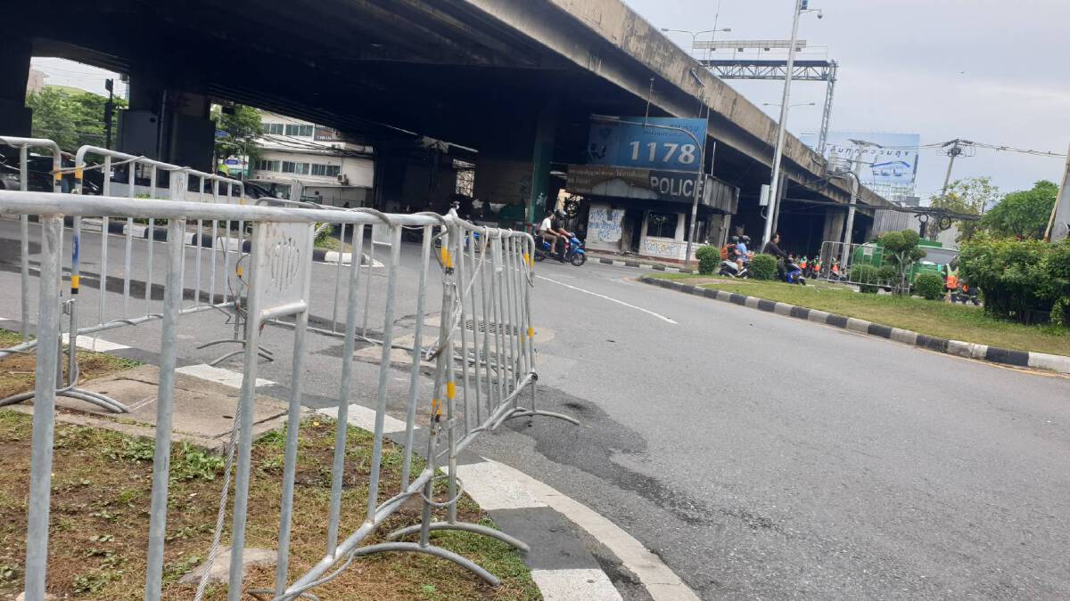 สำรวจความเสียหายป้อมจราจรแยกดินแดง  หลังถูกเผาทำลาย
