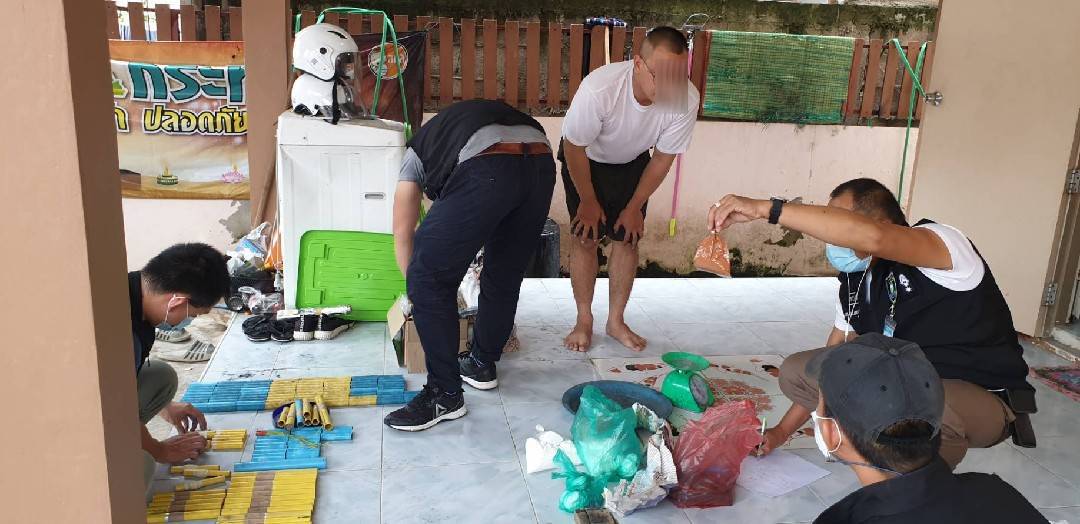จับหนุ่มขาย"บั้งไฟเล็ก”ผ่านสื่อออนไลน์ หวั่นใช้ก่อความวุ่นวาย