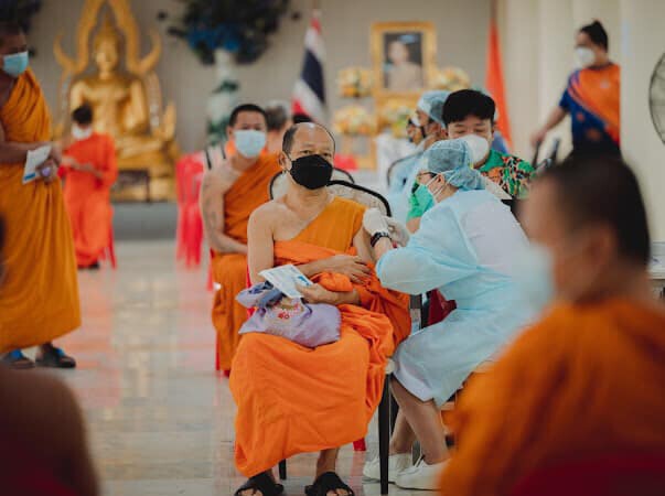 จุฬาภรณ์จัดฉีดวัคซีนซิโนฟาร์มให้พระภิกษุ 166 รูป