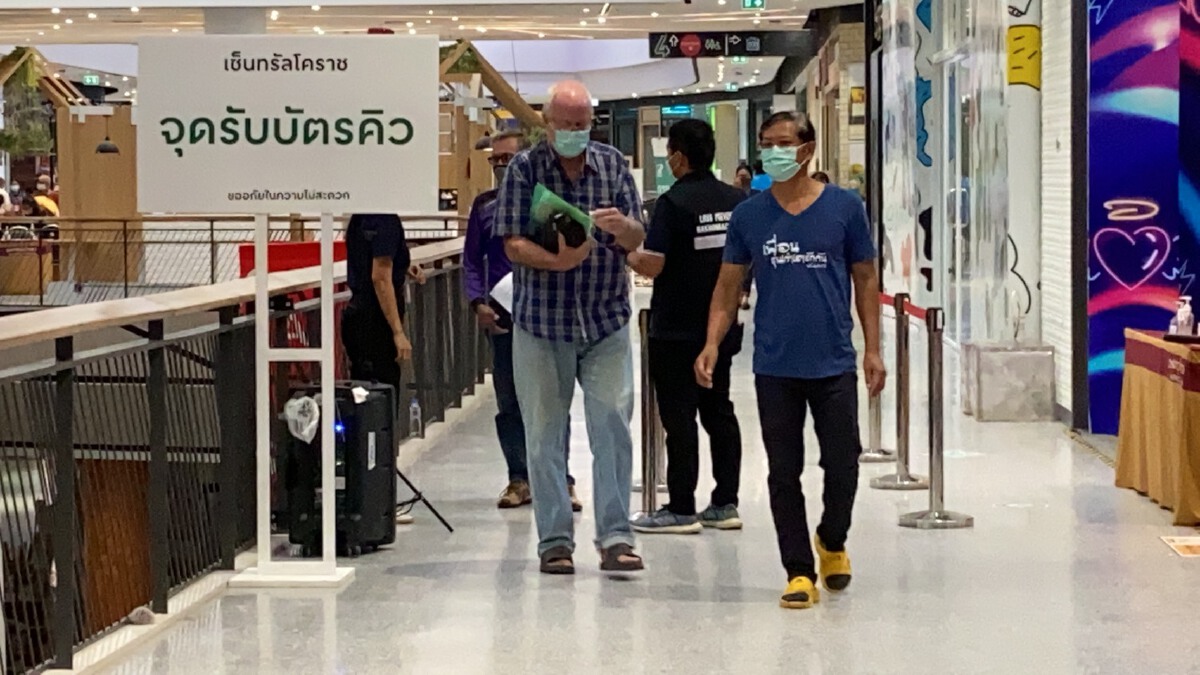 รพ.มหาราชโคราช ฉีดไฟเซอร์ให้ชาวต่างชาติและ นร. เรียนต่อต่างประเทศ