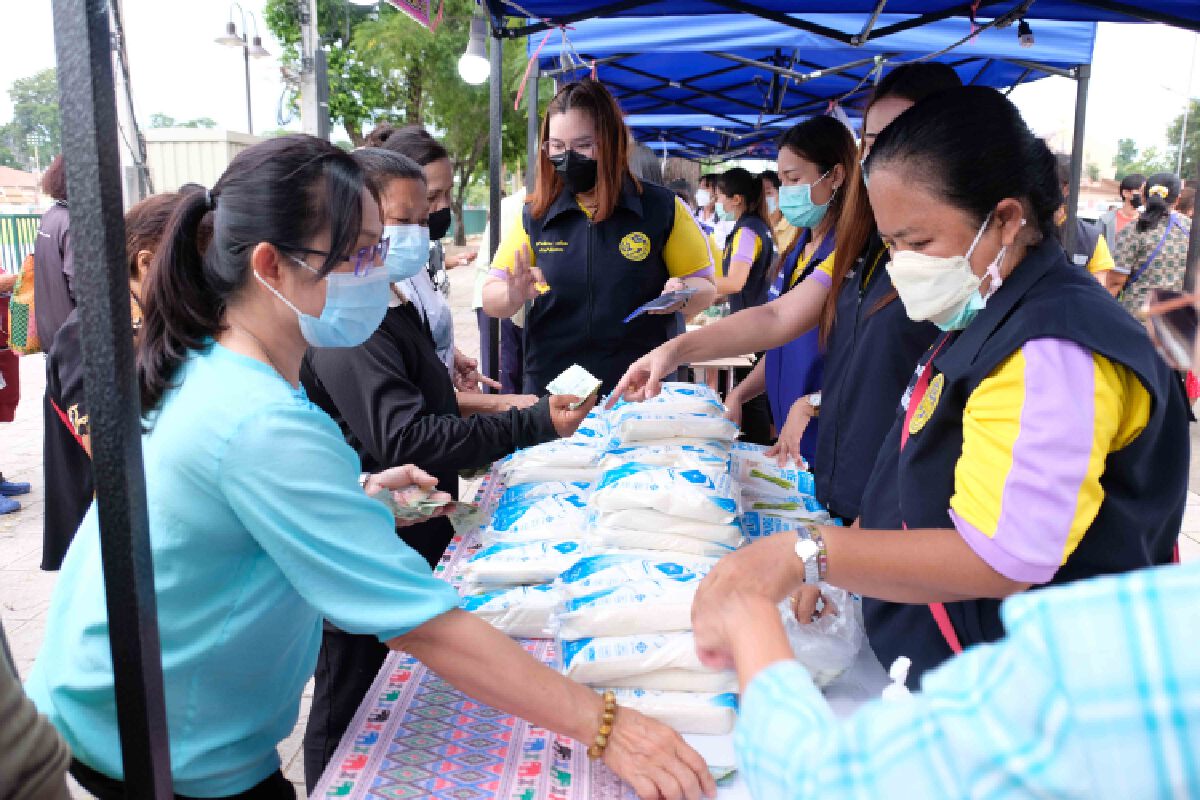 จับจ่ายแค่ครึ่งราคา-20 นาทีเกลี้ยงตลาด