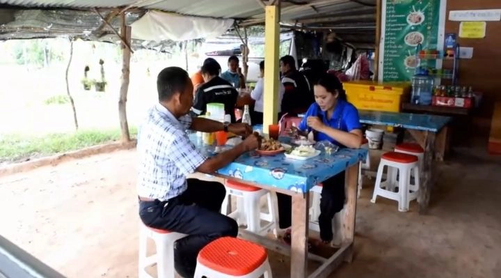 สองสามีภรรยาขายลาบ ส้มตำ สู้โควิด-19 ราคาไม่แพง ในหมู่บ้าน