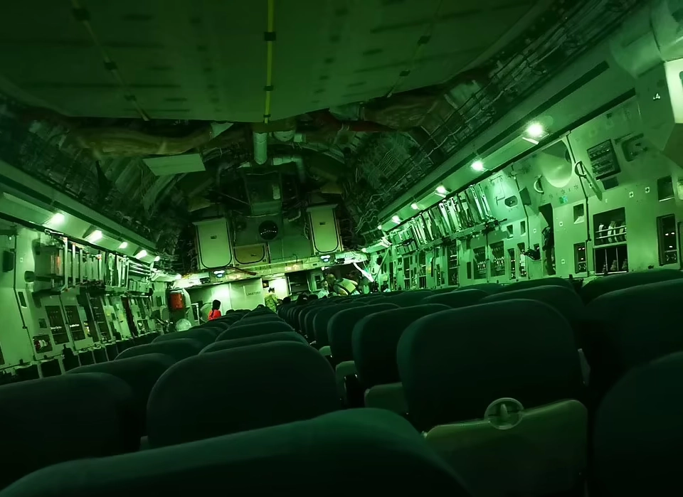 สื่ออังกฤษเผยเครื่องบินอพยพว่าง ทั้งที่คนข้างล่างรอเป็นหมื่น