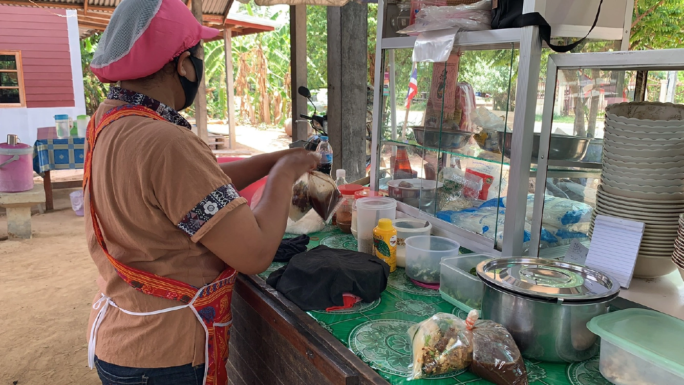 ก๋วยเตี๋ยวอีเซ ทั้งหมู่บ้านการันตีความอร่อยใส่ห่อกลับบ้านเลี่ยงติดเชื้อ