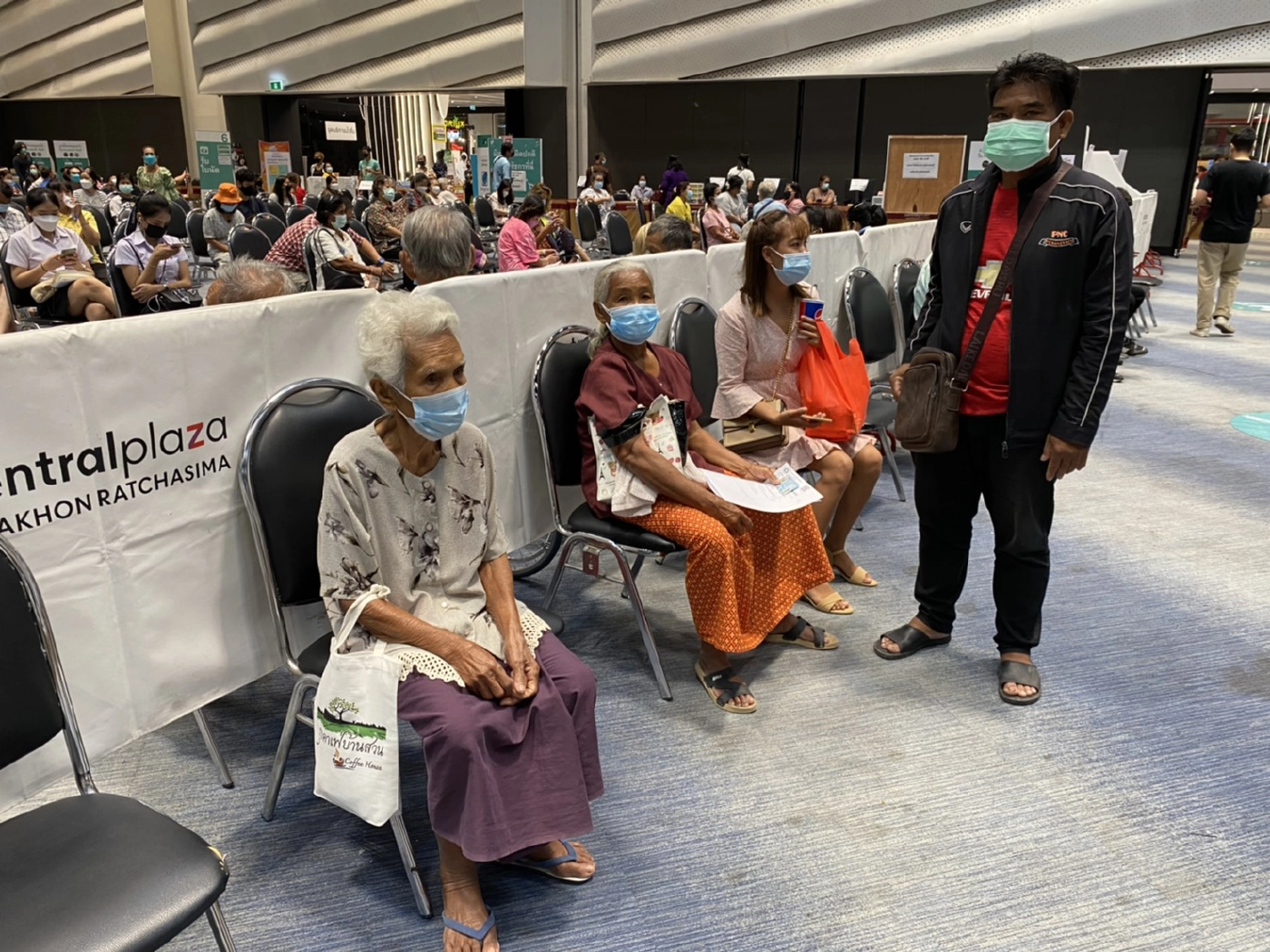 เร่งฉีดวัคซีน AZ ซิโนฟาร์ม ปชช. พร้อมวอร์คอิน คนท้อง-คนอ้วน