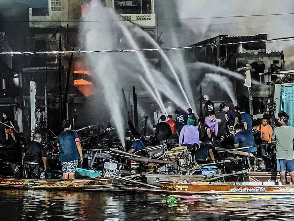 ชาวเน็ตแห่แชร์ "เรือซิ่งฮีโร่" ช่วยดับไฟไหม้ตลาดบ้านแพ้ว