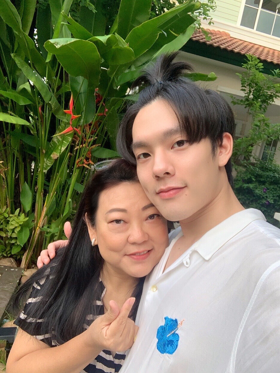 เต๋า-คอปเตอร์-บาส-คิมม่อน 4หนุ่มหล่ออวดโมเมนต์บอกรักแม่