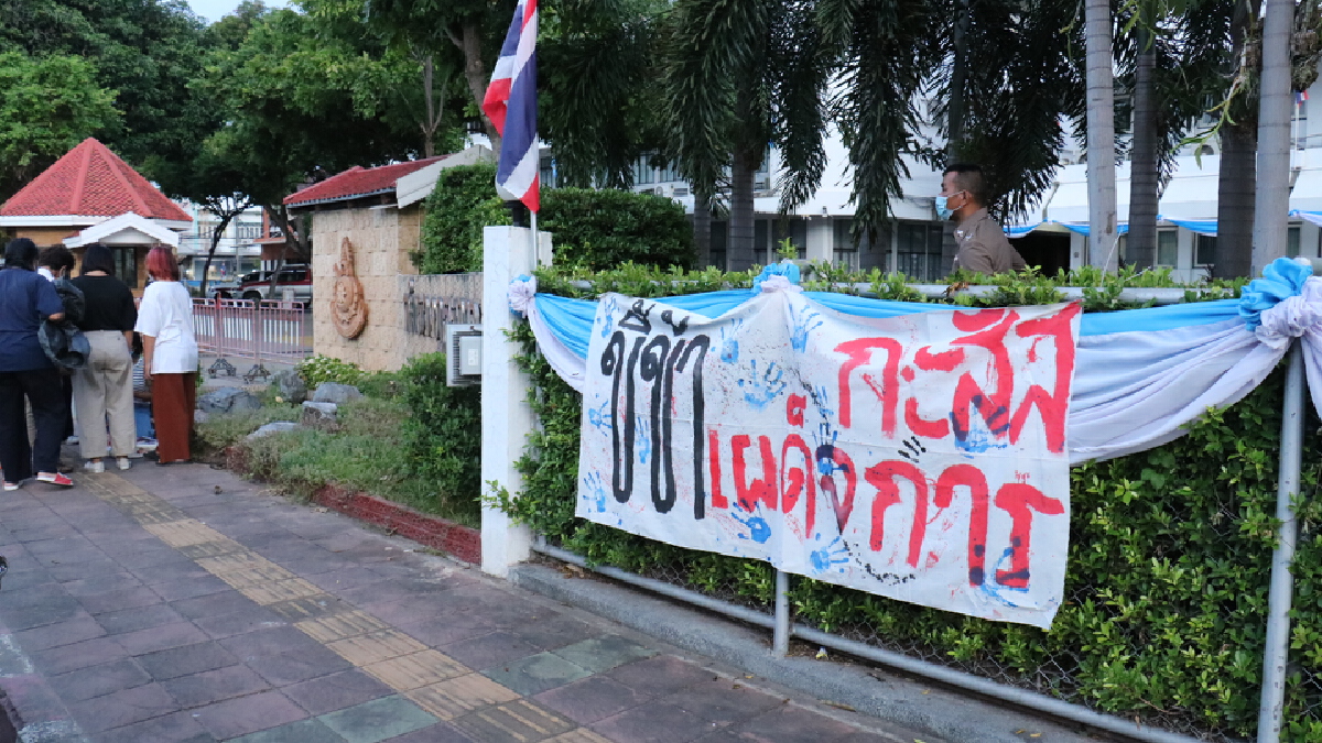 คนโคราชไม่เอาเผด็จการ จัด“คาร์ม็อบ” บีบแตรชูป้ายไล่ “ประยุทธ์”