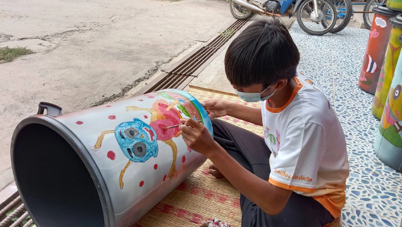 หนุ่มพิมายตระเวนวาดรูปการ์ตูนบนถังขยะ สร้างสีสันชวนคนทิ้งขยะลงถัง