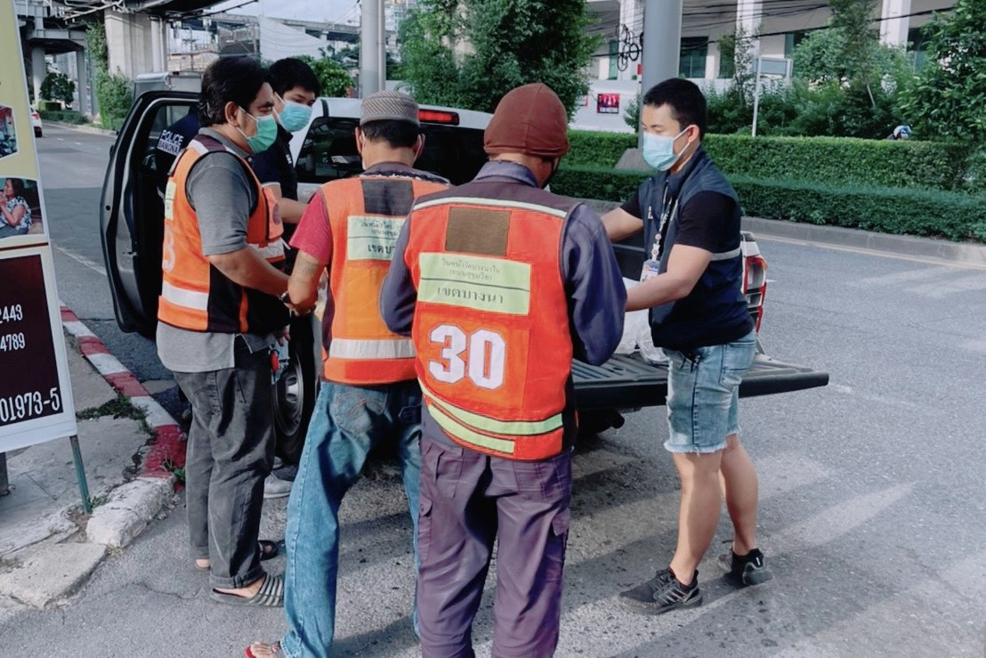 สืบบางนา แบ่งปันสุข ขับรถตระเวนแจกข้าวกล่องชาวบ้านในพื้นที่