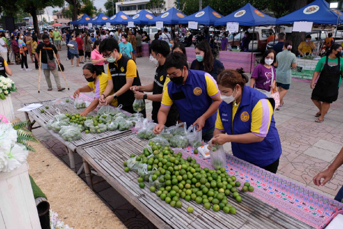 จับจ่ายแค่ครึ่งราคา-20 นาทีเกลี้ยงตลาด