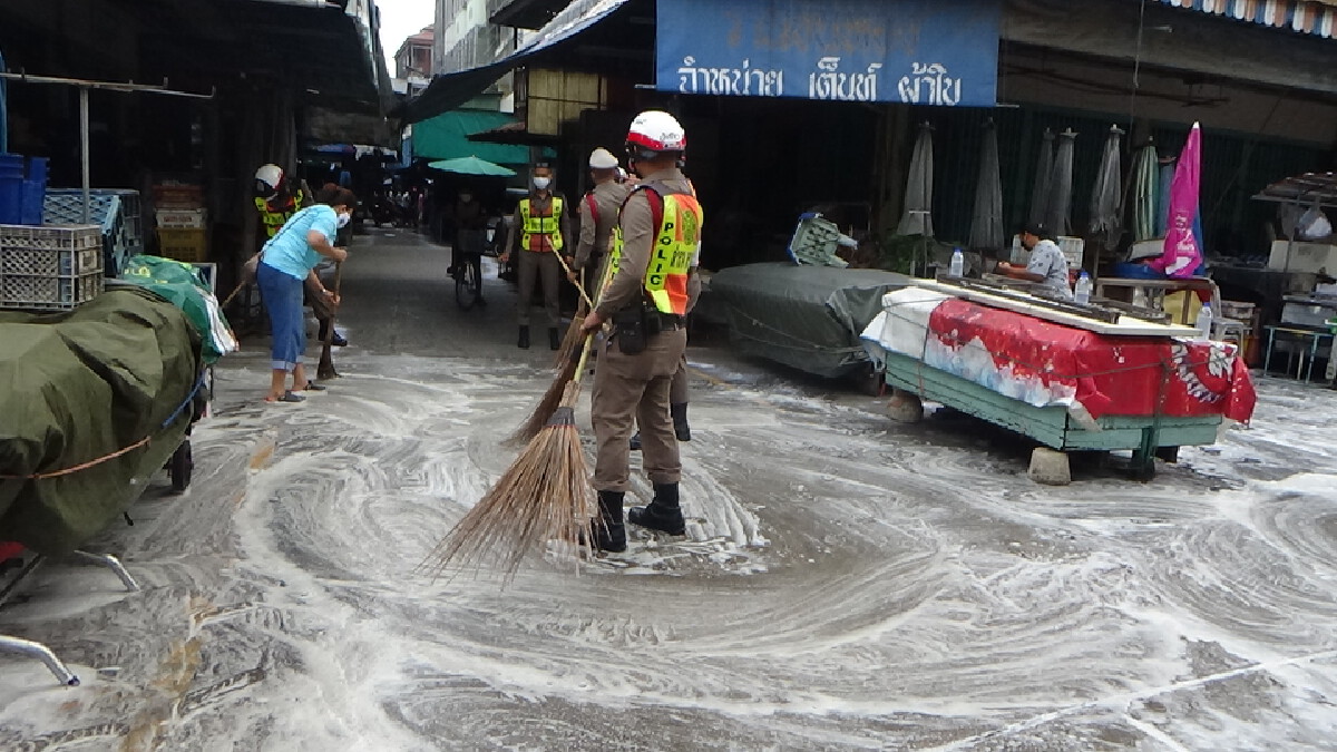 ล้างตลาดร้อยปีหลังพบว่ามีแม่ค้าและพ่อค้าติดเชื้อโควิด-19