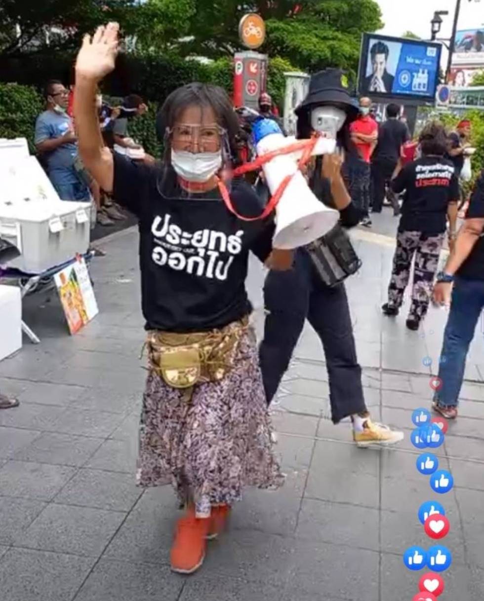 “ป้าเป้า” ไฮด์ปาร์ค “ไล่ประยุทธ์” ขณะแฟนคลับแห่ถ่ายรูปคู่