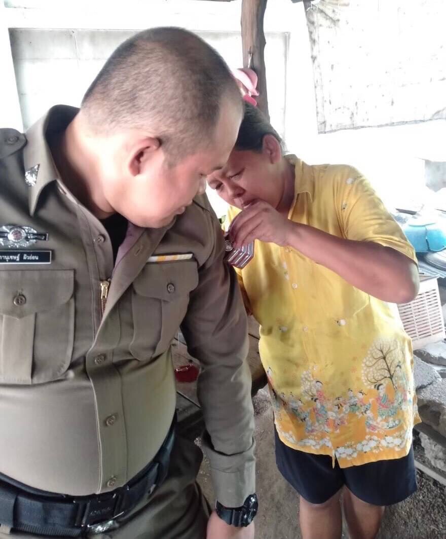 คุณแม่ ประดับยศ "ส.ต.อ." ให้ "ภาณุเชษฐ์ ผิวอ่อน" ถือเป็นมงคลชีวิตของข้าราชการตำรวจ