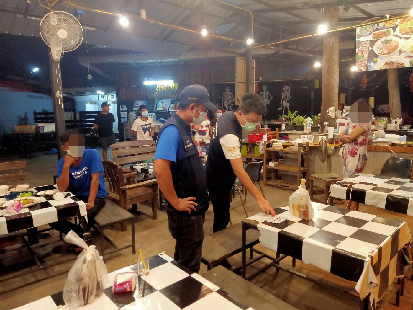 ปลัดสันทรายลุยจับร้านอาหารแหกคอกเย้ยโควิด-19