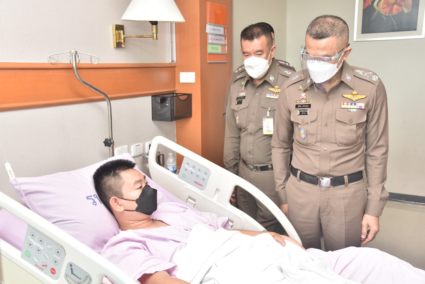 ผบ.ตร.เยี่ยมตำรวจบาดเจ็บชุมนุม ขอรักษากติกาสังคม